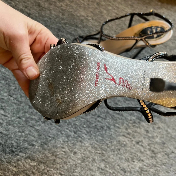 Rene Caovilla
Crystal-Studded Satin T-Strap Sandal, size 37 - Picture 10 of 13